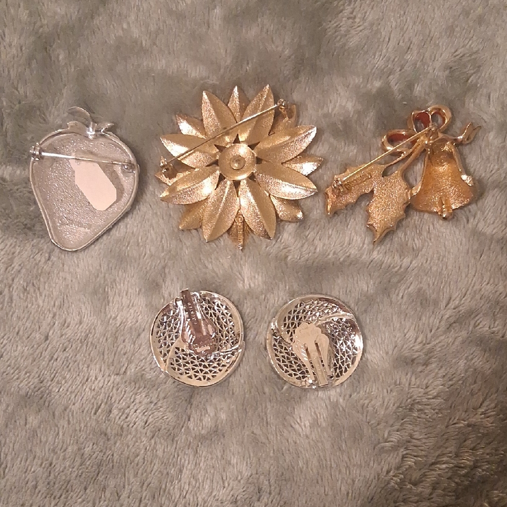 Sarah Coventry Gold and Silver Tone Brooch Set